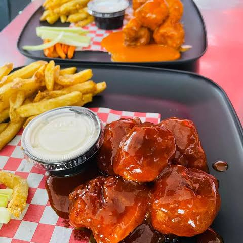 250g de boneless ‼️ y papas fritas 🍟