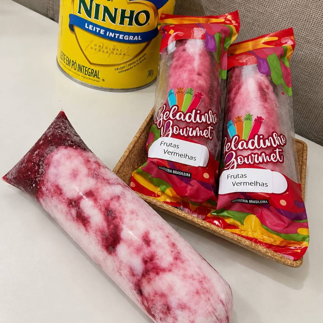 Cremoso e irresistível! Um delicioso geladinho de Ninho, preparado com uma base super cremosa de leite integral, leite condensado, creme de leite e leite ninho, combinado com uma generosa geleia de frutas vermelhas, trazendo o equilíbrio perfeito entre o doce e o sabor marcante das frutas. Uma combinação que conquista na primeira mordida!