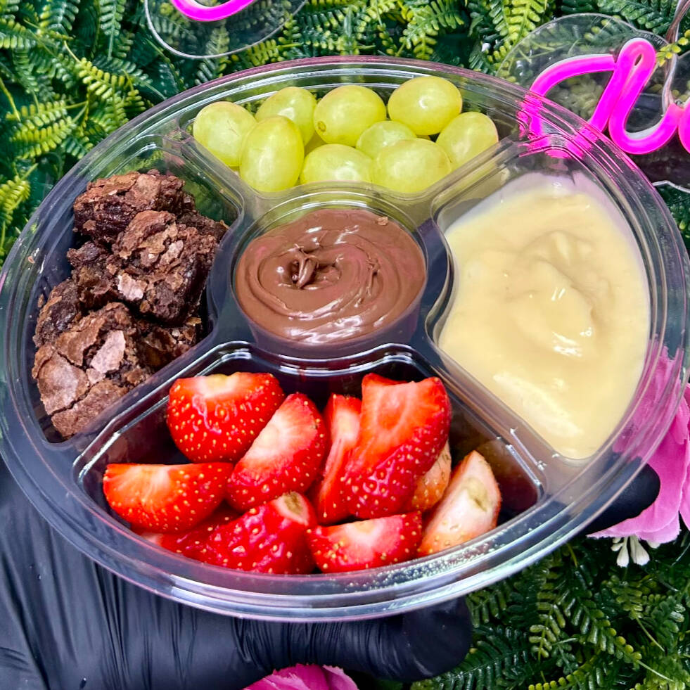 Petisqueira Composta com uva, morango, mine brownie um delicioso creme de ninho e nutella