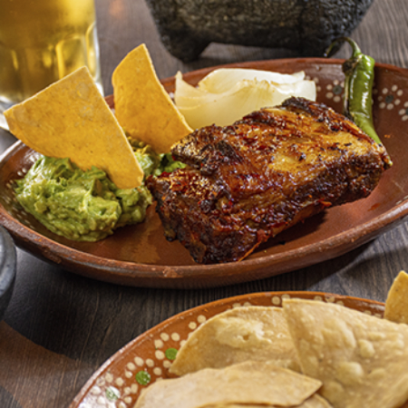 COSTILLA CARGADA DE PUERCO ADOBADA ASADA AL CARBON
