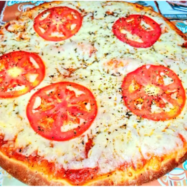 Molho de tomate, mussarela, tomate, orégano