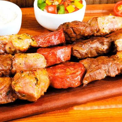 Uma combinação de frango, carne e linguiça, tudo em um único espeto para agradar a todos os gostos.