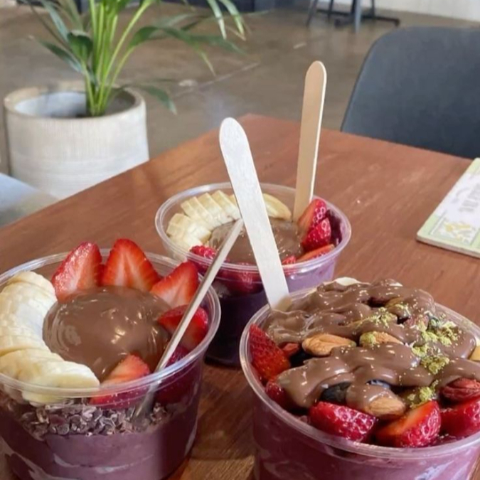 Cada pote com açaí tem direito a 2 ou 3 acompanhamentos gratuitos por pote. Crie a opção de personalizar cada pote individualmente. 3 Potes de 330 ml