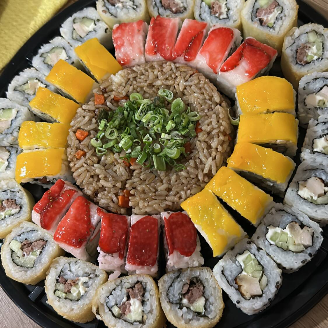 Charola mixta 40 bocadillos + yakimeshi + 4 kushia