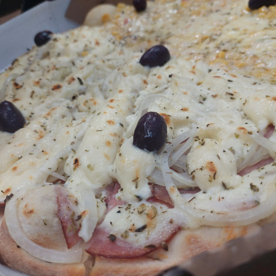 Molho de tomate fresco, lombo canadense, cebola, Catupiry, azeitonas e orégano.