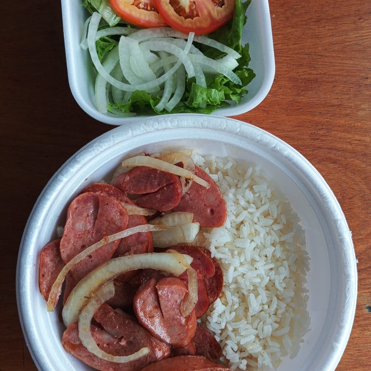 Linguiça calabresa defumada fatiada, refolgada na chapa com cebola, acompanha arroz,feijão e salada