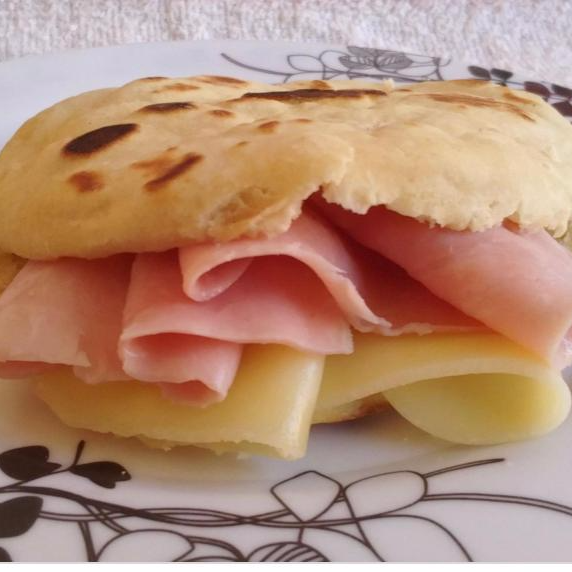 Arepa JAMON Y QUESO