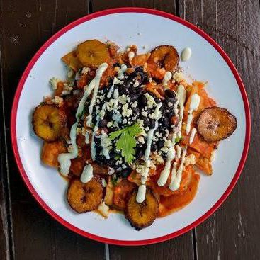 CHILAQUILES ROJOS CON PLÁTANO MACHO