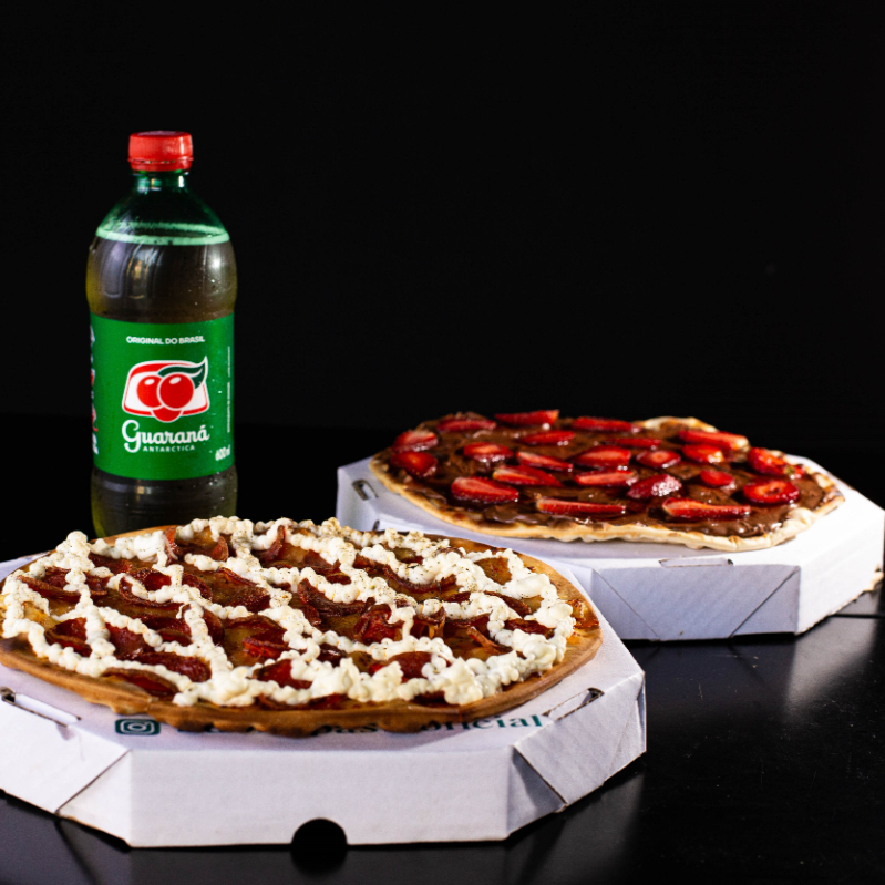 Na compra de uma pizza grande 40cm + refri 1,5l, você ganha uma pizza brotinho 25cm grátis, um máximo né?