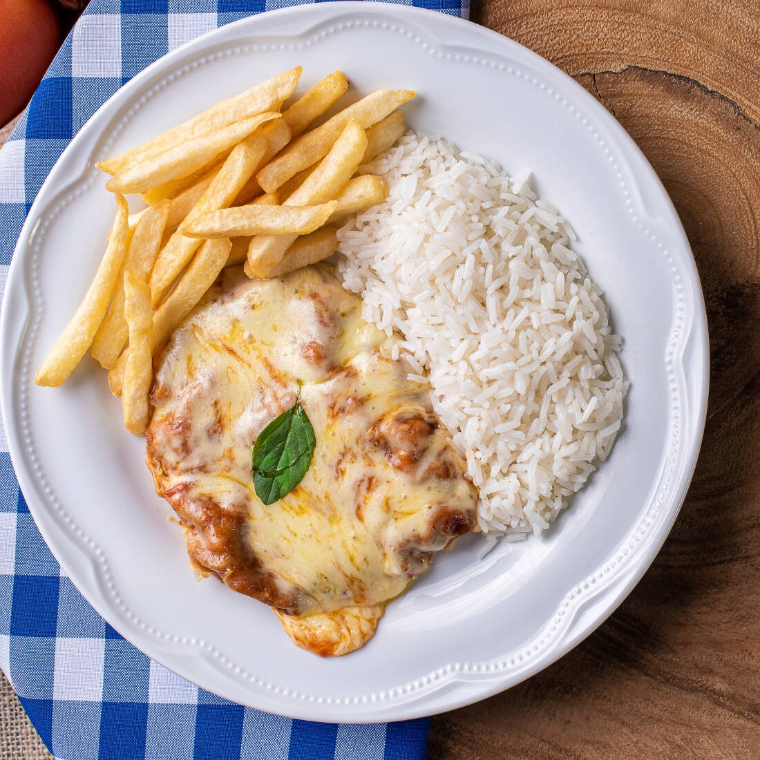 filé de merluza a parmegiana, fritas, arroz, feijão e salada