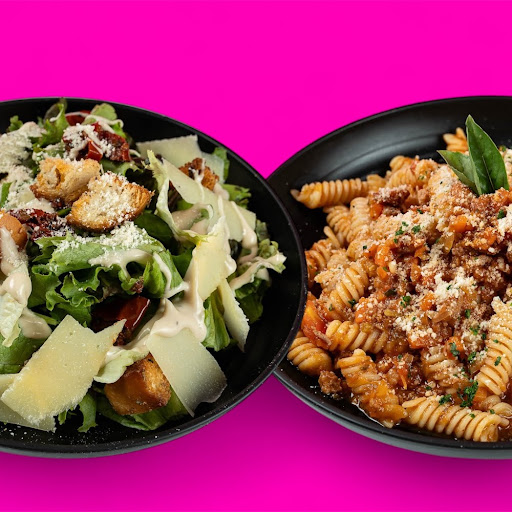Pasta a la bolognesa + Ensalada César