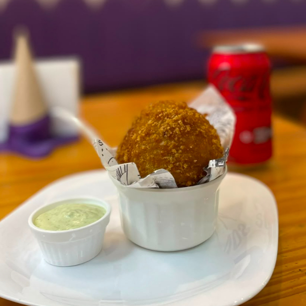 Coxinha com massa de batata, recheada de de frango desfiado temperadinho, com catupiry original, empanada em farinha panko super crocante frita na hora, pesando em média 230g, mais que uma coxinha uma refeição que vira memória!