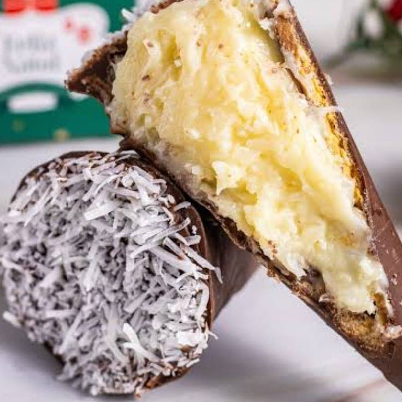 Casquinha crocante recheada com um delicioso creme de coco super cremoso, envolta em chocolate e finalizada com coco ralado. Um doce irresistível que combina a cremosidade do coco com o sabor intenso do chocolate, perfeito para quem ama essa combinação clássica.