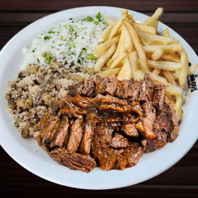 Suculenta fraldinha Angus grelhada na parrilla, preparada no fogo aberto que realça o sabor defumado e preserva toda a maciez característica do corte. Fatiada no ponto ideal, é servida com três acompanhamentos à sua escolha, que completam a experiência com equilíbrio e personalidade. Um prato que traduz o melhor da tradição da parrilla: carne de qualidade, preparo cuidadoso e um almoço executivo cheio de sabor.