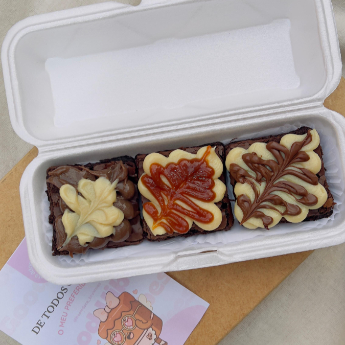 3 brownies macios com coberturas cremosas que derretem na boca: briganinho, ninho com Nutella e ninho com caramelo. Feito pra dividir...ou não.😏