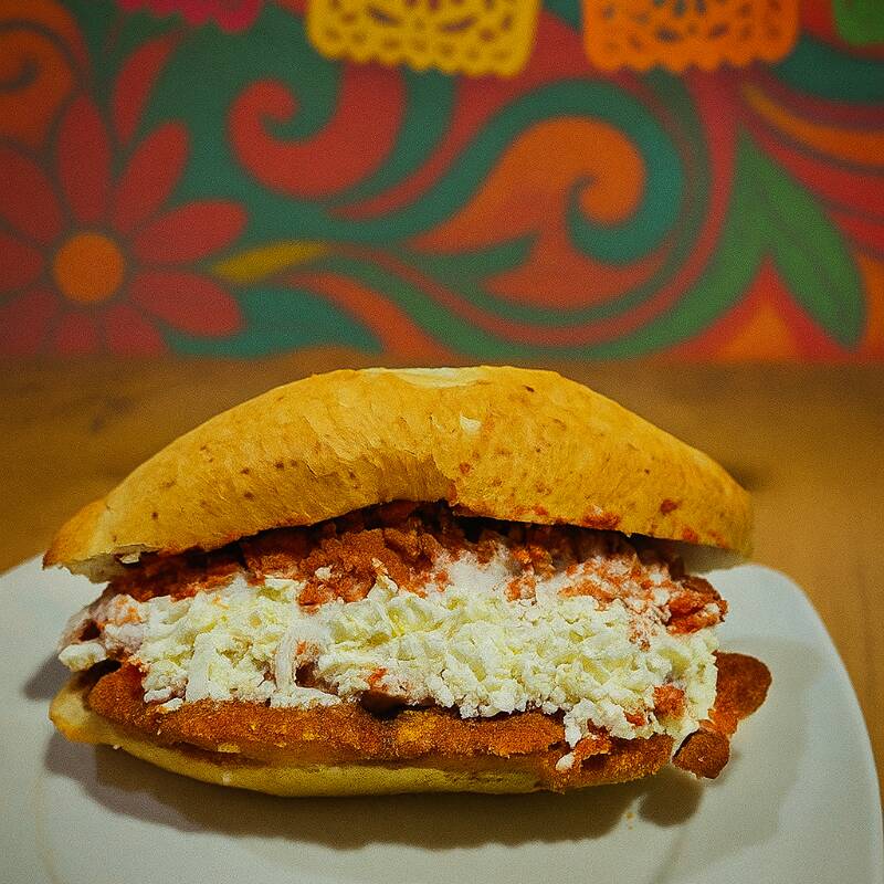 TORTA DE CHILAQUILES ROJOS CON PECHUGA EMPANIZADA