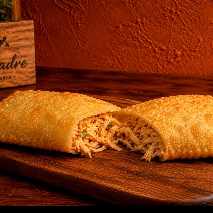 Nosso pastel de frango 20cm é recheado com frango desfiado temperado na medida certa, envolto em uma massa crocante e douradinha. Perfeito para qualquer hora do Dia, essa delícia combina suculência e crocância em cada mordida.