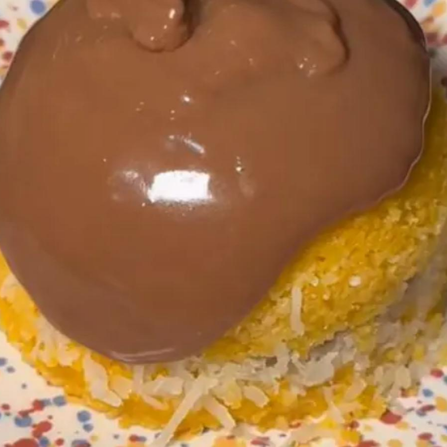 Cuscuz recheado com doce de leite de primeira qualidade, coberto com doce de leite e coco ralado