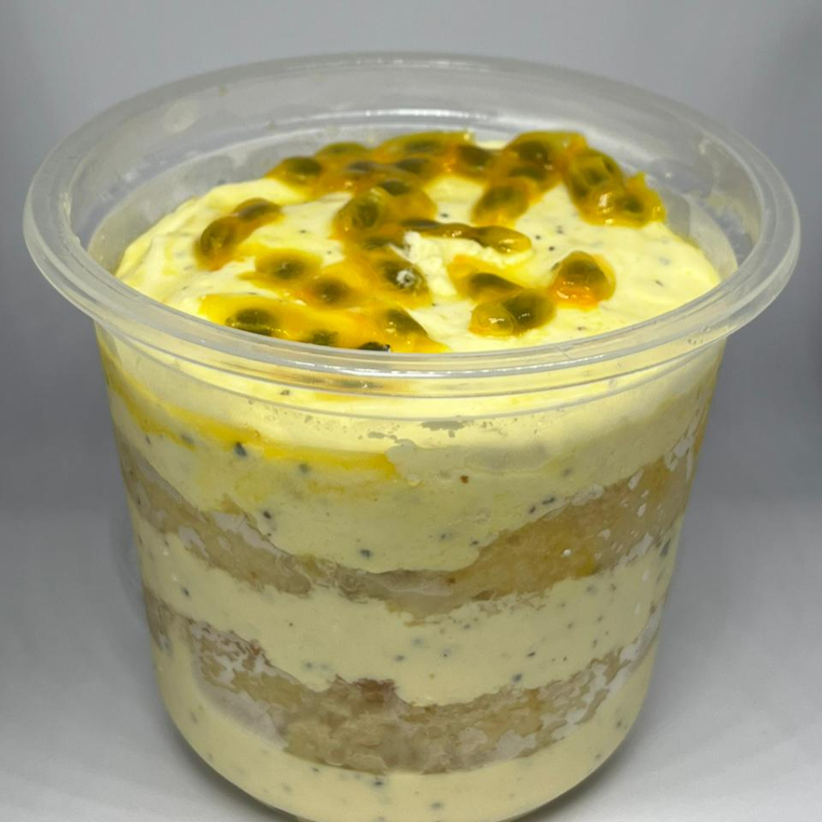 Camadas de bolo macio com mousse de maracujá super cremosa e cobertura da fruta. Equilíbrio perfeito entre doce e azedinho. Sobremesa gelada, leve e deliciosa 💛