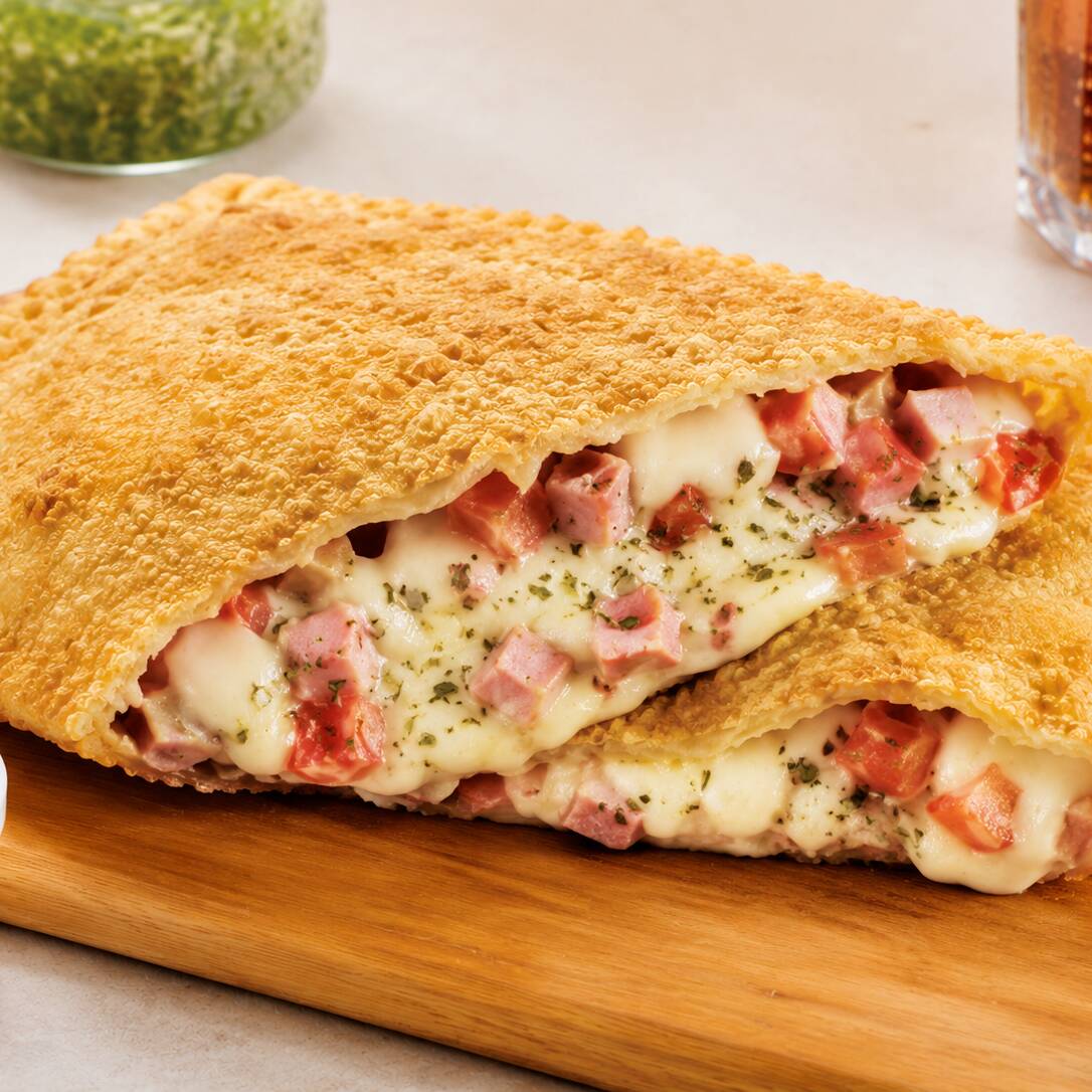 Pastel Especial de 30cm com: muito queijo, tomates, orégano, ovo e azeitonas, sabor inspirado na clássica pizza, em uma versão grande, bem recheada e muito saborosa. Uma ótima opção e um dos mais pedidos.