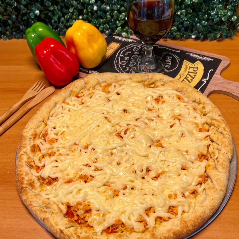 Massa, molho de tomate, muçarela, Frango e Catupiry, tomate e orégano. Média 30cm