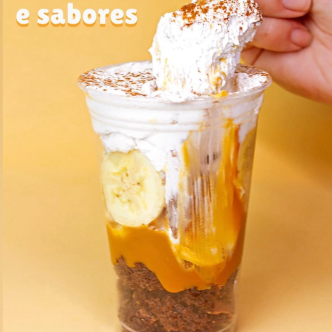 Brownie, doce de leite cremosão, bananas e chantilly.Copo de 300ml. Imagem ilustrativa para referência