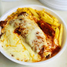 Arroz,feijão,parmegiana de frango,marcarão,batata frita e salada.