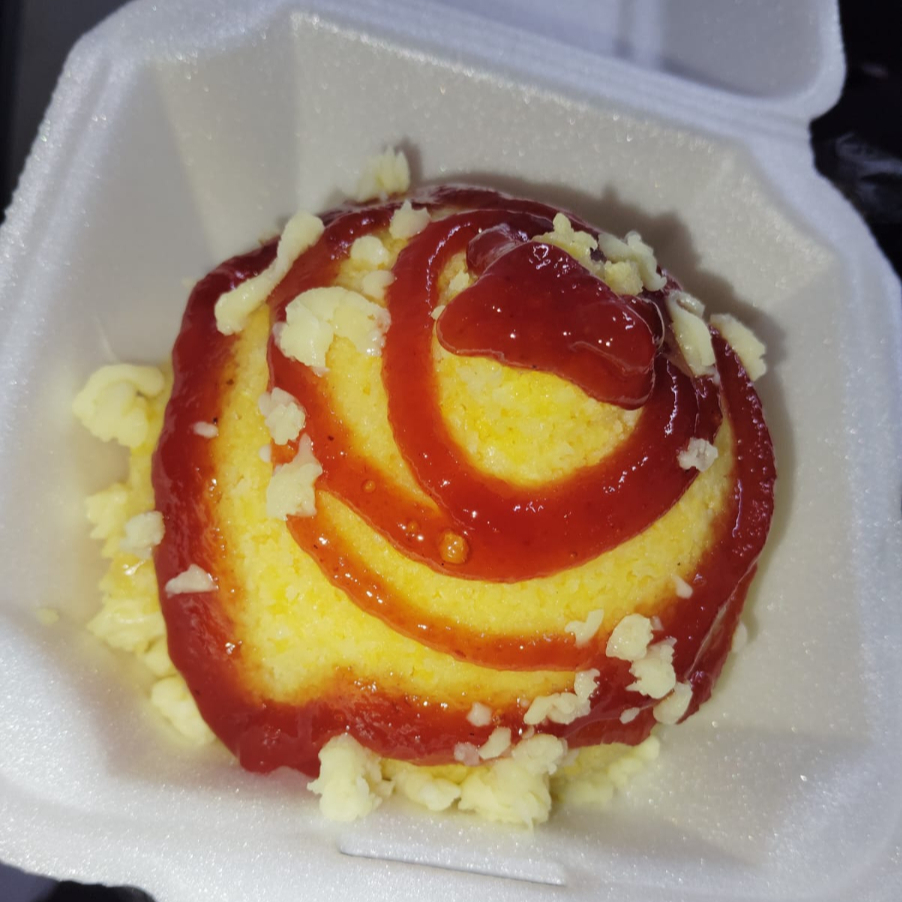 Cuscuz com creme de goiabada com queijo parmesão ralado.