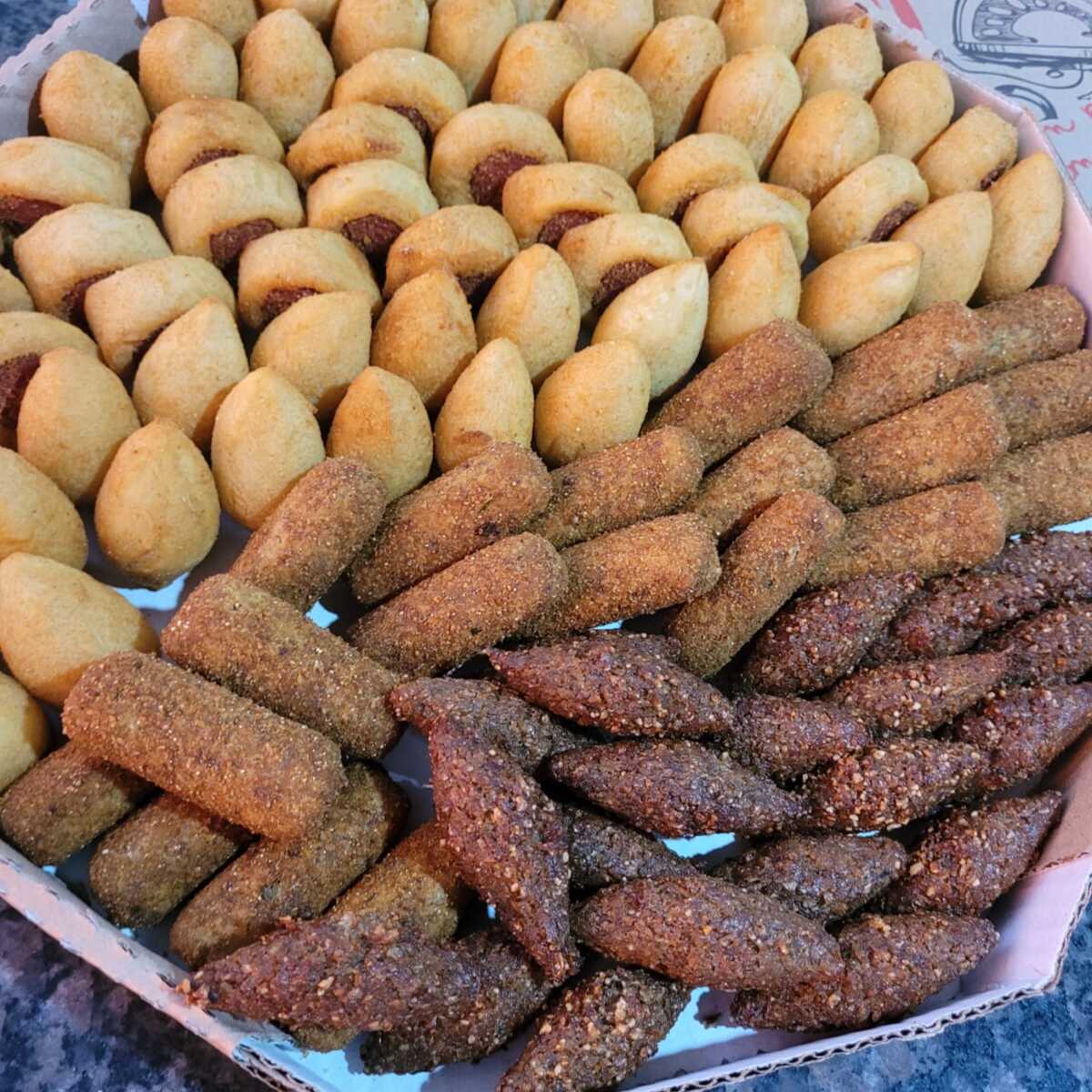 Escolha seus salgados preferidos e monte sua caixa do seu jeito! São 100 unidades de salgados deliciosos, perfeitos para festas, reuniões ou para compartilhar com a família.
Cada salgadinho pesa aproximadamente 20g.
(20 unidade de cada sabor!)