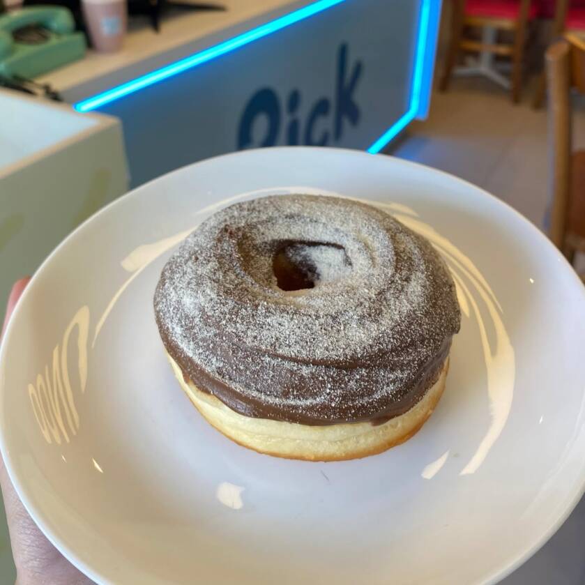 Donut fresquinho e fofinho com cobertura de Creme de Avelã com Ninho.