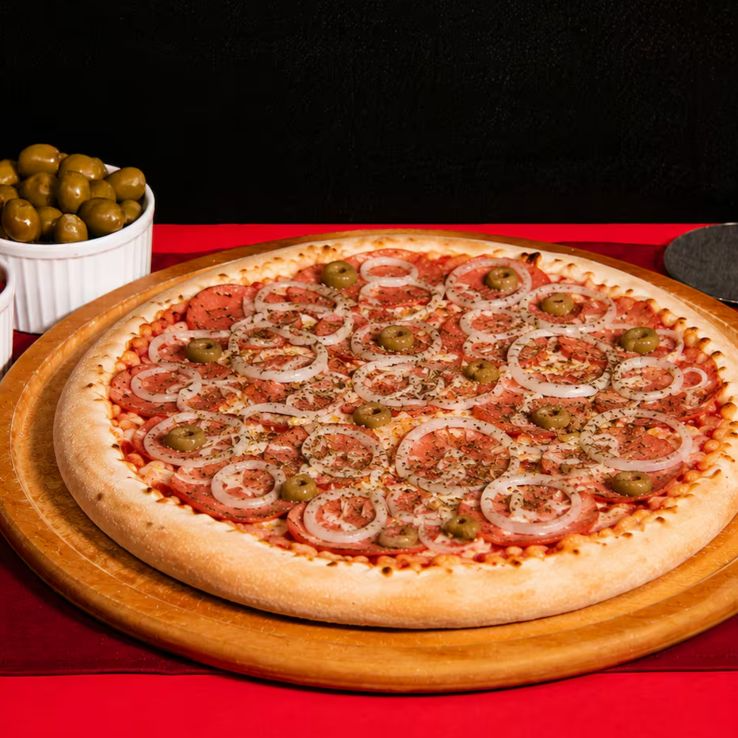 Calabresa fatiada, cebola, molho de tomate, azeitonas e orégano