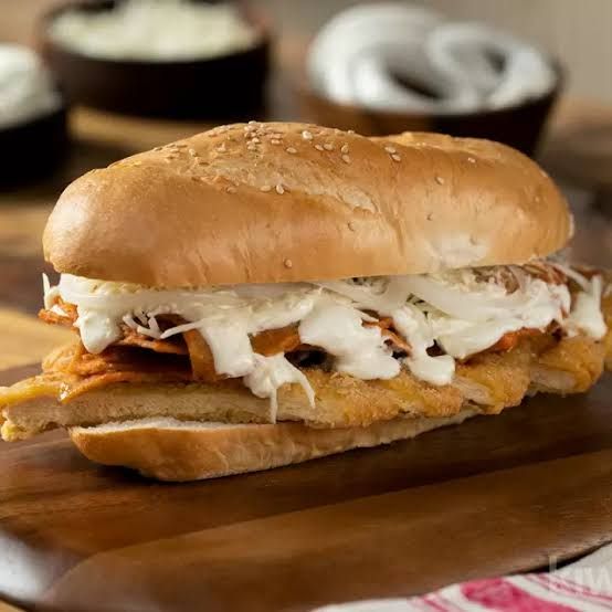 Torta de Chilaquiles con milanesa de pollo
