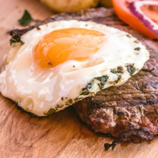 Acompanha Arroz, Feijão, Macarrão, Salada e Farofa.