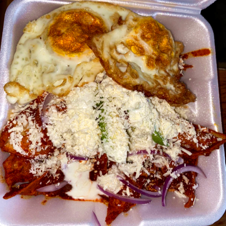 Chilaquiles Rojos con Huevo