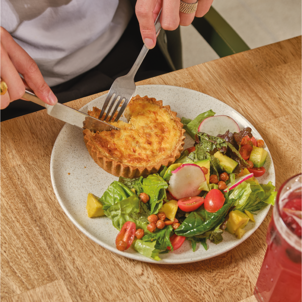 Quiche de Cebolla Caramelizada con Ensalada