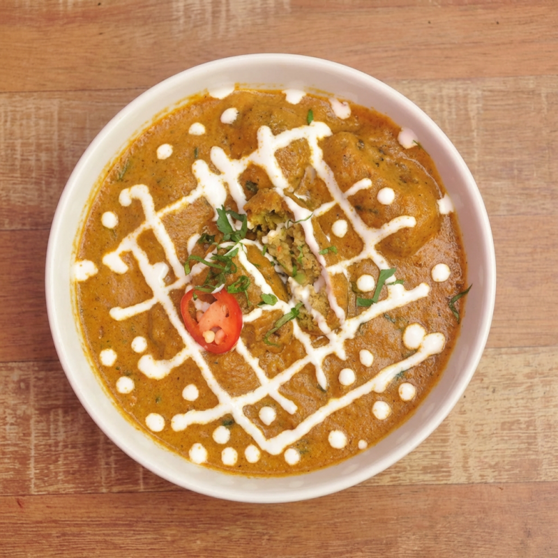 ‘‘navratan korma’’ significa nove joias. são nove variedades de vegetais frescos selecionados, cortados em cubos e cozidos em um suave molho de castanhas de caju e abacaxi.