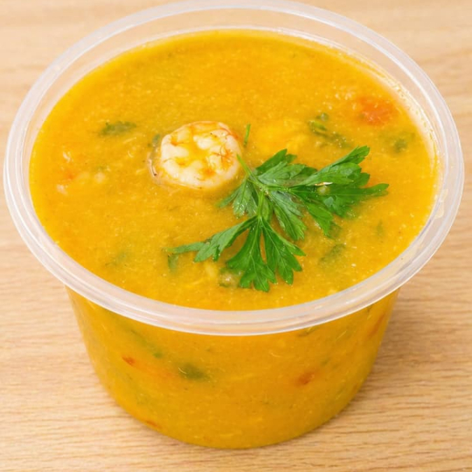 Cremoso, quentinho e irresistível! Nosso bobó de camarão é preparado com camarões saborosos, aipim bem cozido, leite de coco e um toque especial de dendê, trazendo um sabor marcante e irresistível. Bem temperado e com aquele gostinho caseiro que dá vontade de repetir!