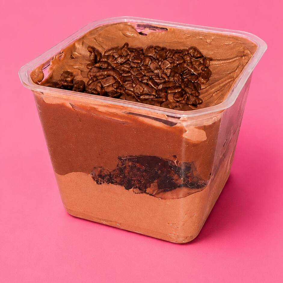 Camada de mousse de chocolate, pedaços de brownie e brigadeiro 50%
