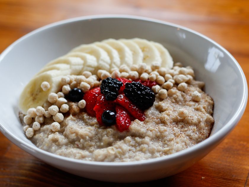 Avena con Frutos de Temporada y Quínoa Inflada