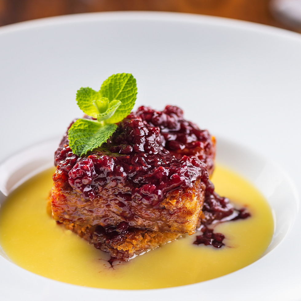 Blondie com ganache quente de chocolate branco e calda de frutas vermelhas.