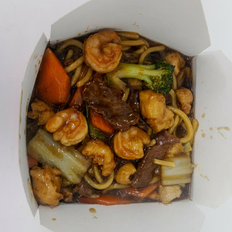 Macarrão com saborosos pedaços de frango e fatias de carnê e camarão,legumes selecionadas e temperado ao molho de soja.