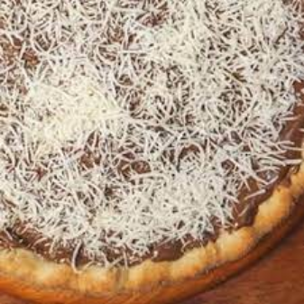 chocolate preto e cocô ralado.