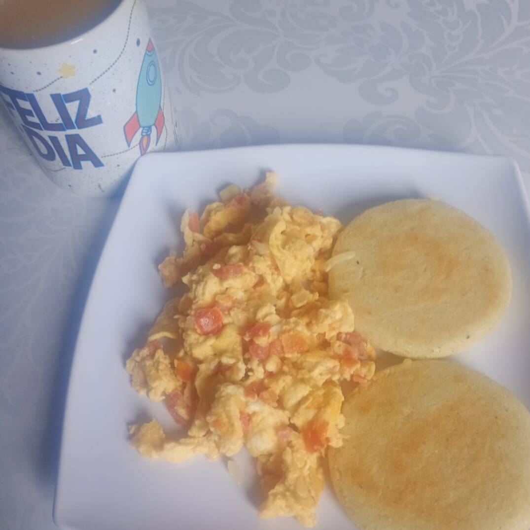 Huevos Perico mas Arepa Cafe con Leche