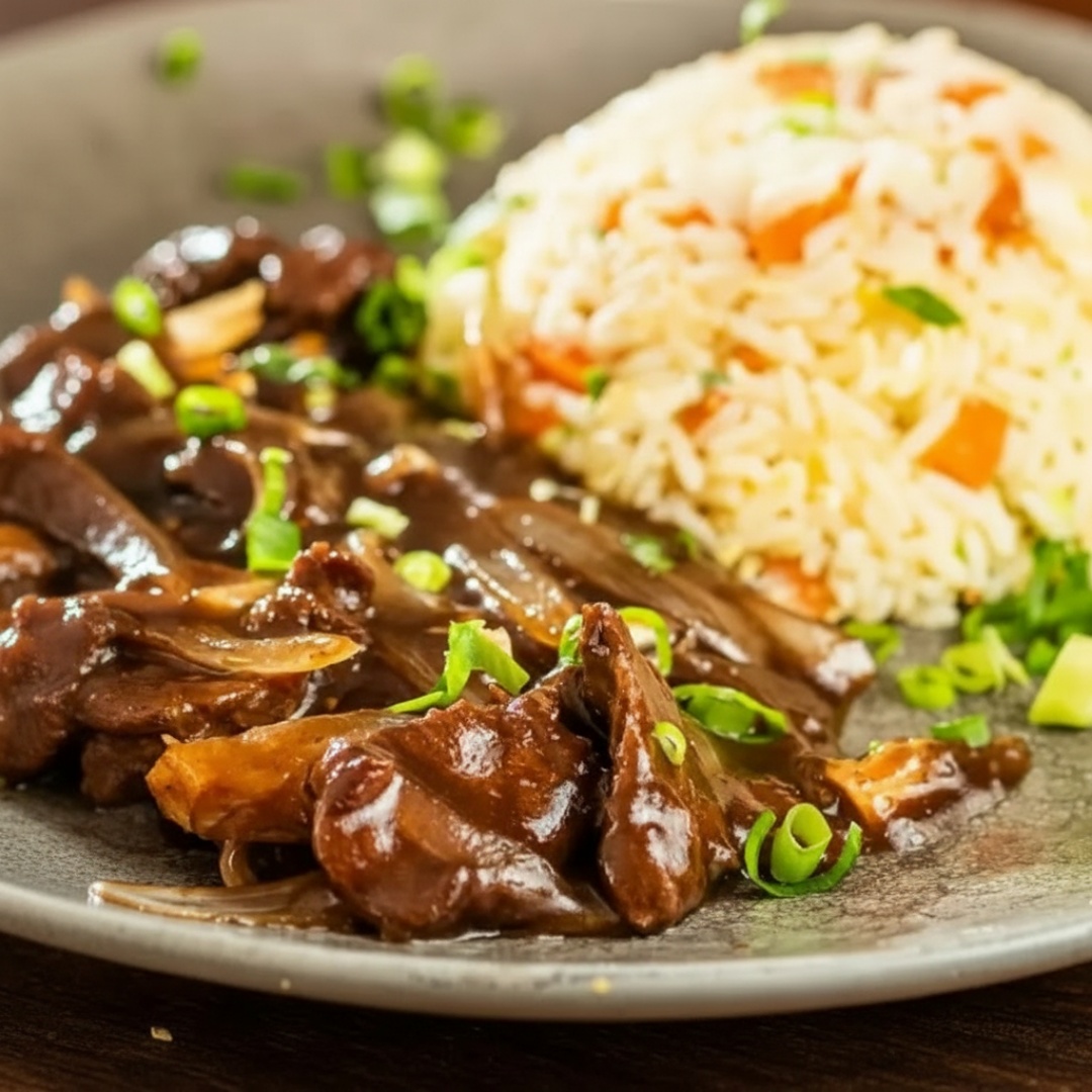 Arroz oriental, carne bovina caramelizada na cebola.