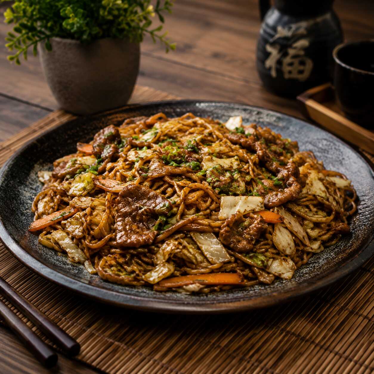 Yakissoba de 600g preparado com Macarrão Oriental, Legumes Frescos e Molho Especial da Casa. Escolha sua proteína preferida e aproveite uma refeição completa e muito saborosa.