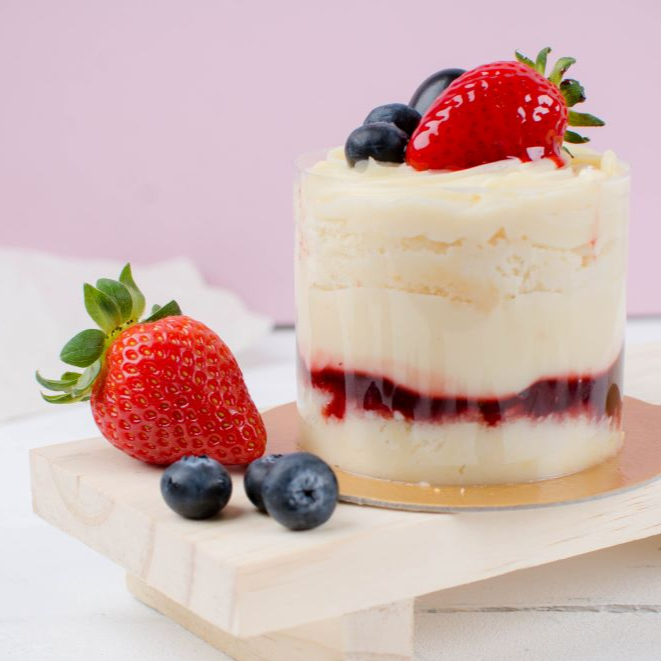 Delicioso bolinho com massa branca, recheio de creme trufado branco e geleia de morangos!