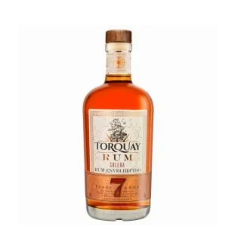 Rum Torquay 7 Anos é um destilado nacional que eleva o padrão dos runs brasileiros. Ele se destaca por seu cuidadoso processo de envelhecimento, que lhe confere complexidade e refinamento, tornando-o uma excelente opção para apreciadores de bebidas mais encorpadas. Seu grande diferencial é o envelhecimento de 7 anos. Esse processo acontece em barris de carvalho americano, que são cruciais para a evolução de seus sabores e aromas. No paladar, o Torquay 7 Anos é descrito como encorpado, com um sabor intenso, macio e aveludado. As notas amadeiradas e doces do caramelo e da baunilha dominam, seguidas por um final de boca longo, suave e persistente, que convida a uma nova degustação. Ideal para ser apreciado puro, em temperatura ambiente ou com uma única pedra de gelo. Dessa forma, é possível explorar toda a sua complexidade e as nuances desenvolvidas durante o envelhecimento.