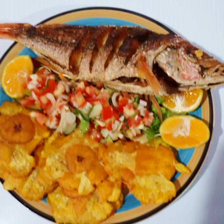 Pescado Entero con Patacones