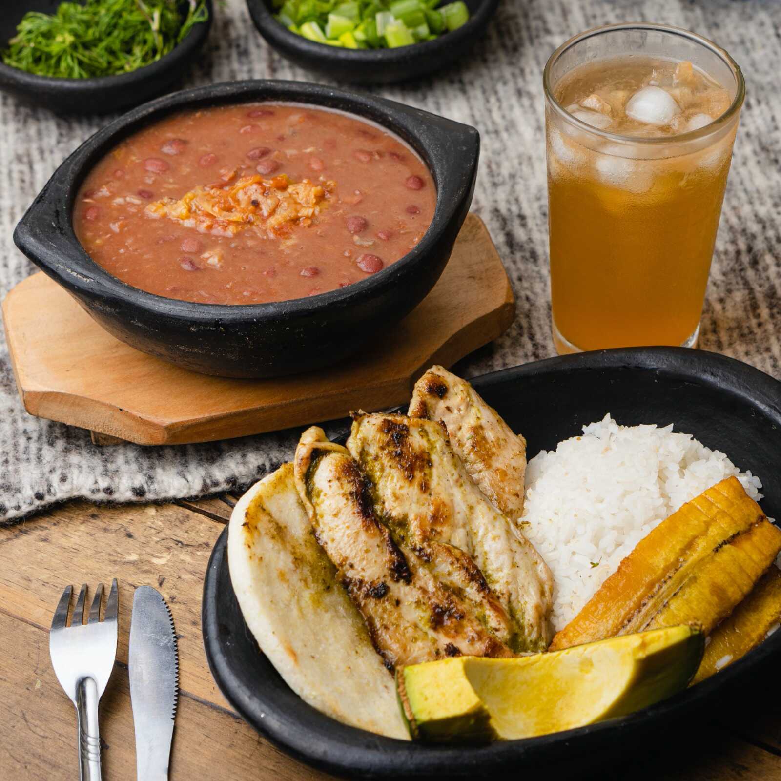Frijolada con Pechuga de Pollo a la Plancha