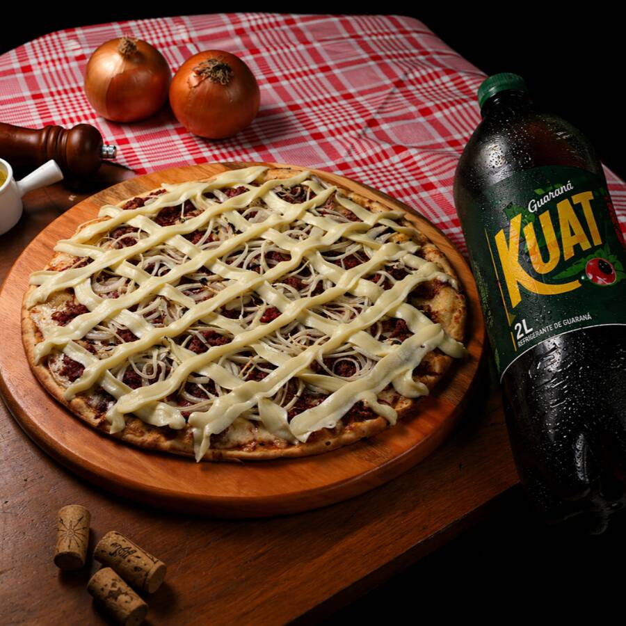 Uma pizza família de 45 cm, com borda dourada e generosa cobertura, perfeita para compartilhar! Acompanha um refrigerante gelado de 2 litros para completar a experiência. Ideal para reunir a galera e saborear cada fatia com muito prazer. Sabor, tamanho e refrescância em uma só oferta!